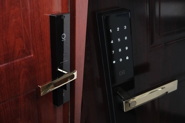 4, Tech-Gifts-2020-for-Home-Smart-Lock.jpg