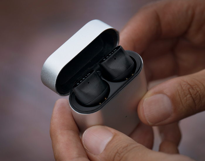 Cool gadgets as gifts Earin true wireless headphones 3